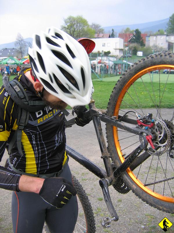 mtb 037.jpg - Tomek z kolei łapie dwa kapcie. W pierwszym rozcina też oponę. W drugim nie ma już zapasowej dętki, ale na szczęście są ludzie w maratonach, co Ci rzucą zapas :) Coś tam pokombinował z rozcięciem i dojechał do mety! Kompinowanie to podstawa dobrego biznesu w Polsce :)